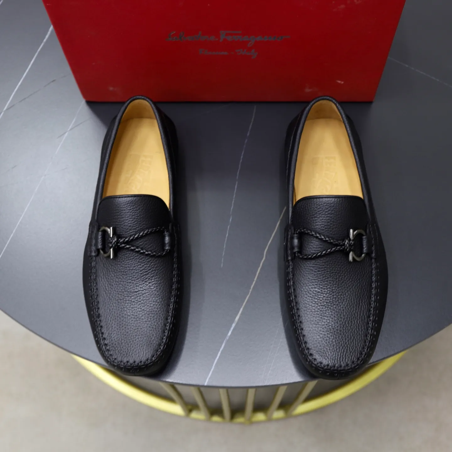 Men's shoes 💰480💰🙅‍♂️🙅‍♂️🙅‍♂️Niuli Brand: Ferragamo Standard code: Men's code 38/44 (45 customized) Grade: Same style as the official website Material: Original imported cowhide leather lining Original wear-resistant lightweight outsole Style category: Men's casual slip-on shoes Doudou shoes Noble luxury brand elements, top luxury color: actual picture color